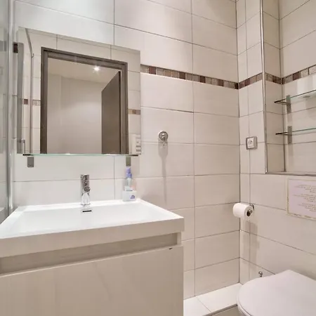 Beautiful Studio Near The Heart Of Lägenhet *